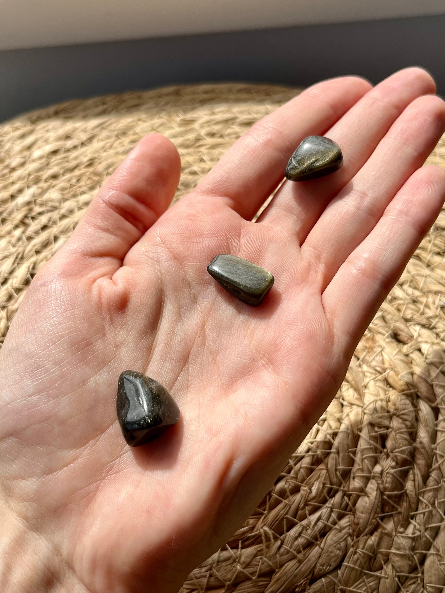 Piedra rodada obsidiana con brillo dorado
