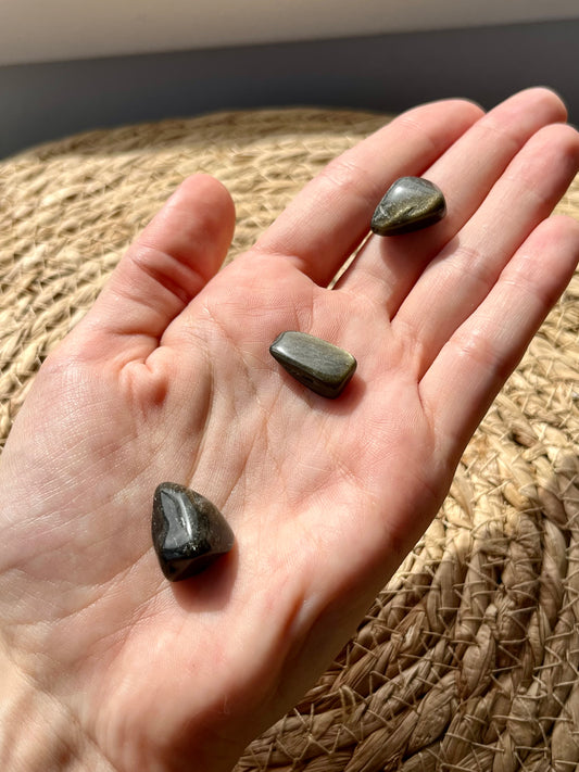 Piedra rodada obsidiana con brillo dorado