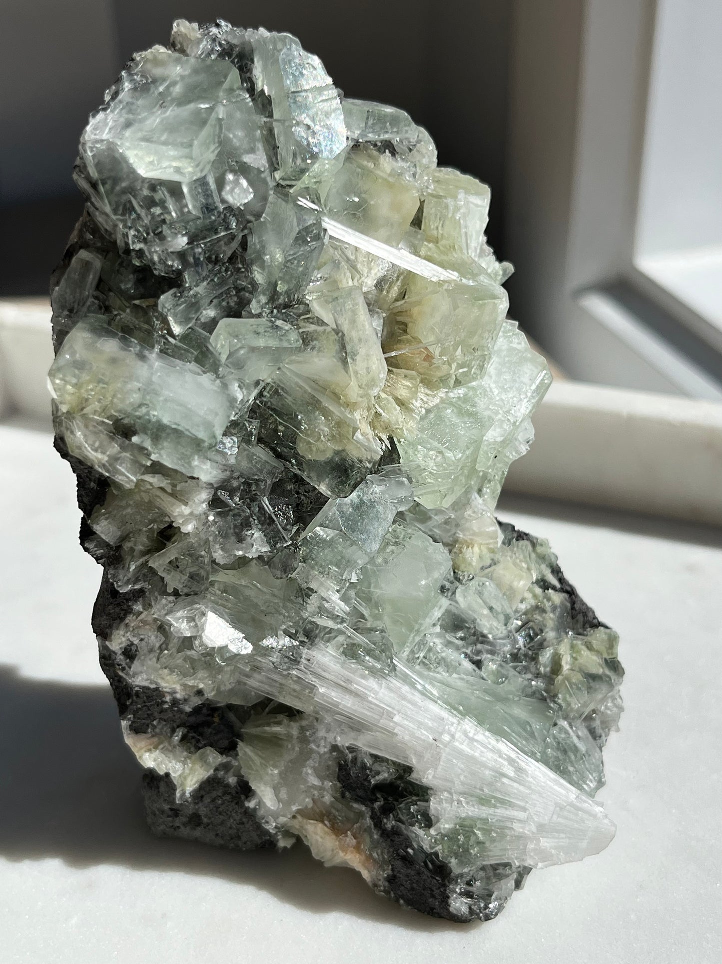 玄武岩基体样本 #13 上喷有辉沸石和硅钙石的绿色鱼眼石