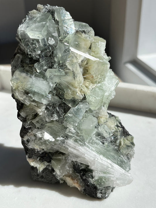 玄武岩基体样本 #13 上喷有辉沸石和硅钙石的绿色鱼眼石