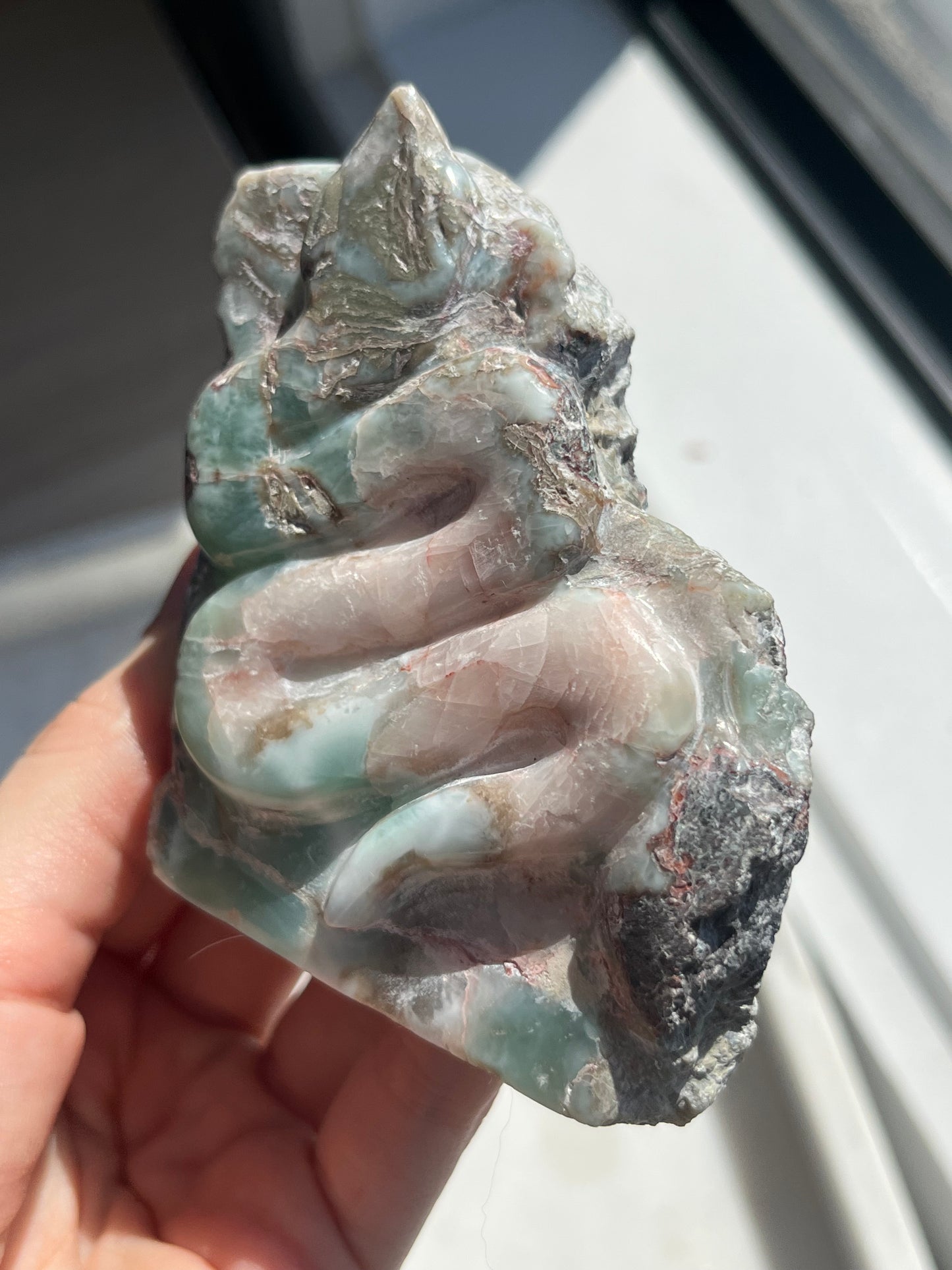 Talla de serpiente de Larimar medio pulida 'Messine'