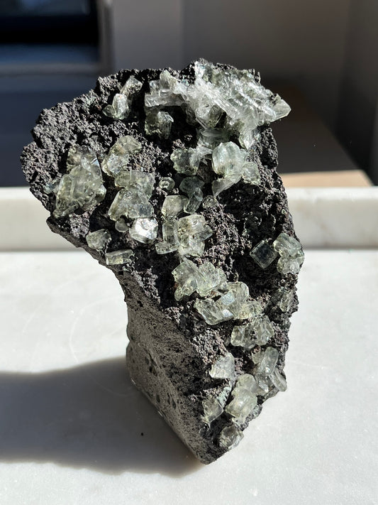 玄武岩基质上的绿色鱼眼石样本 #50