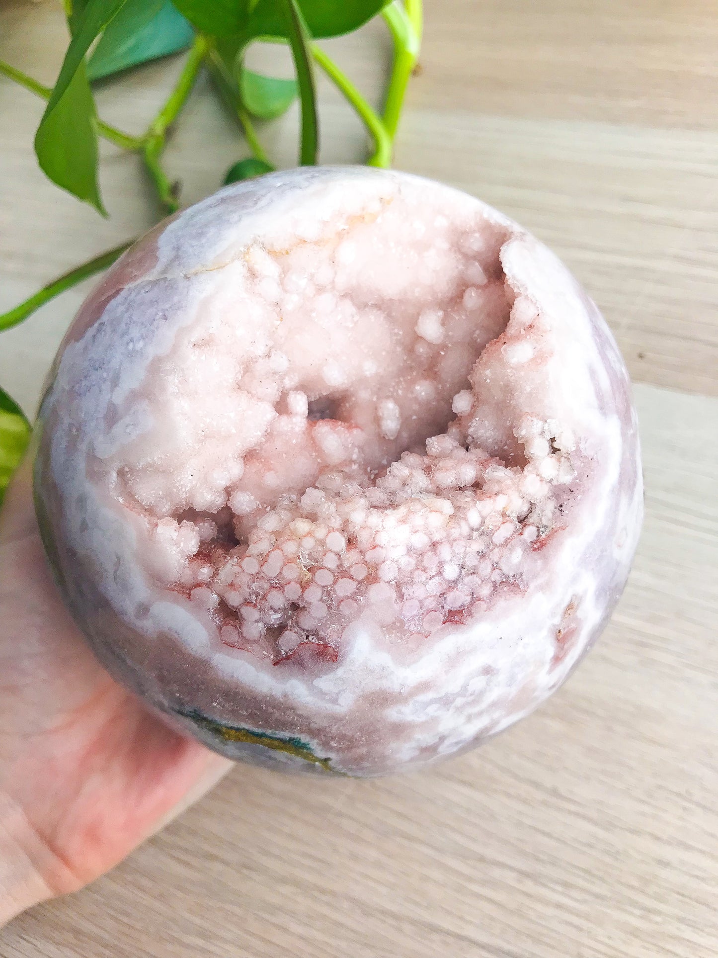 XL 闪亮粉色紫水晶球带淡紫色紫水晶和圆形花朵图案