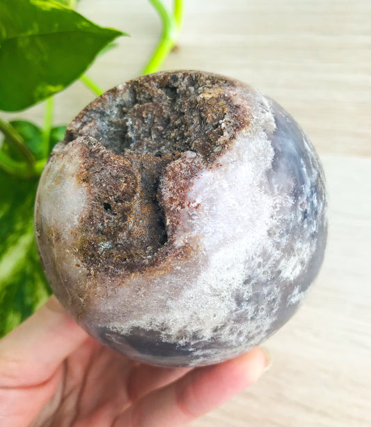 闪闪发光的粉红色紫水晶球带天然晶洞