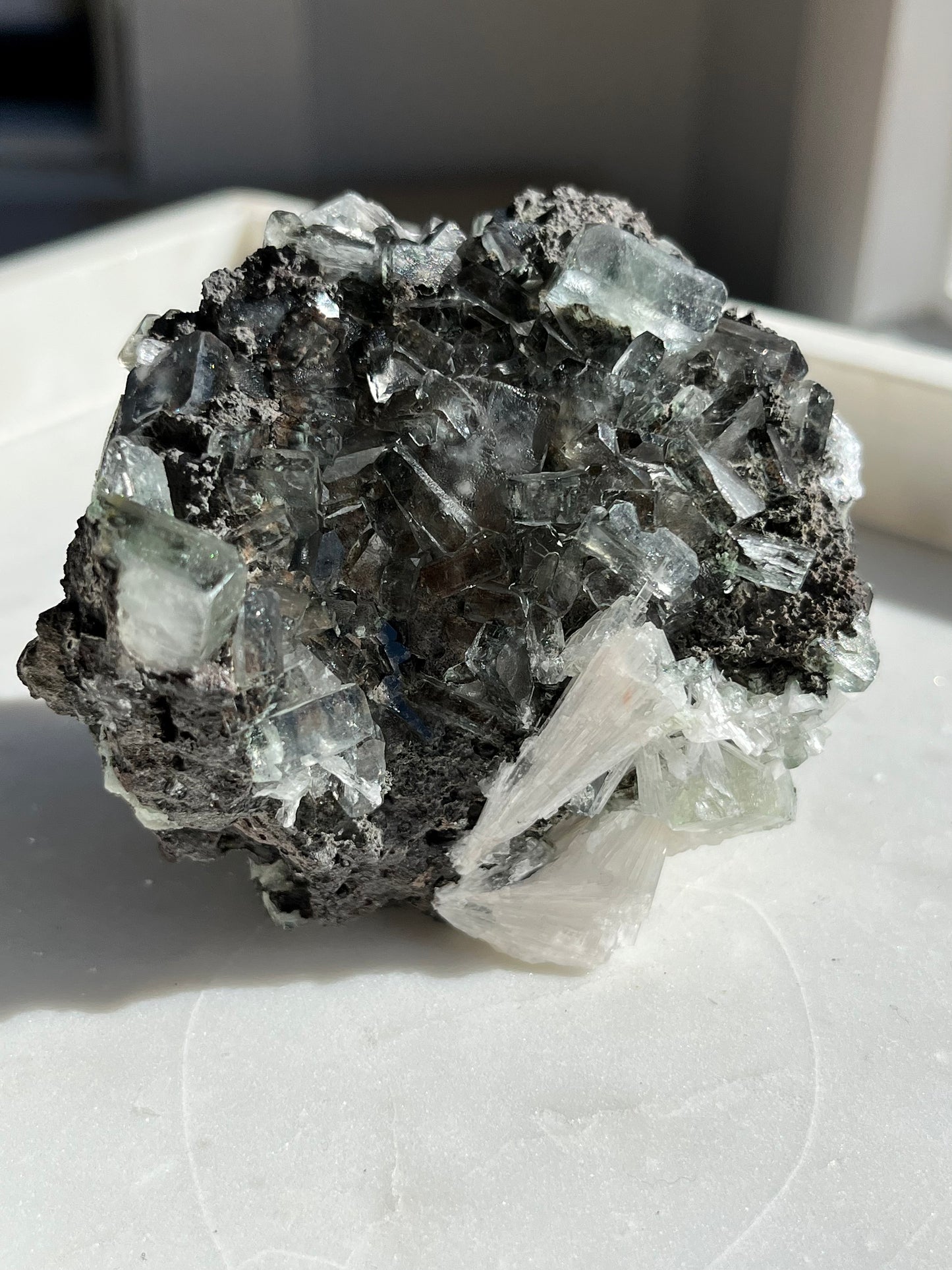 玄武岩基质样本 #30 上喷有绿色鱼鱼眼石和水钙石