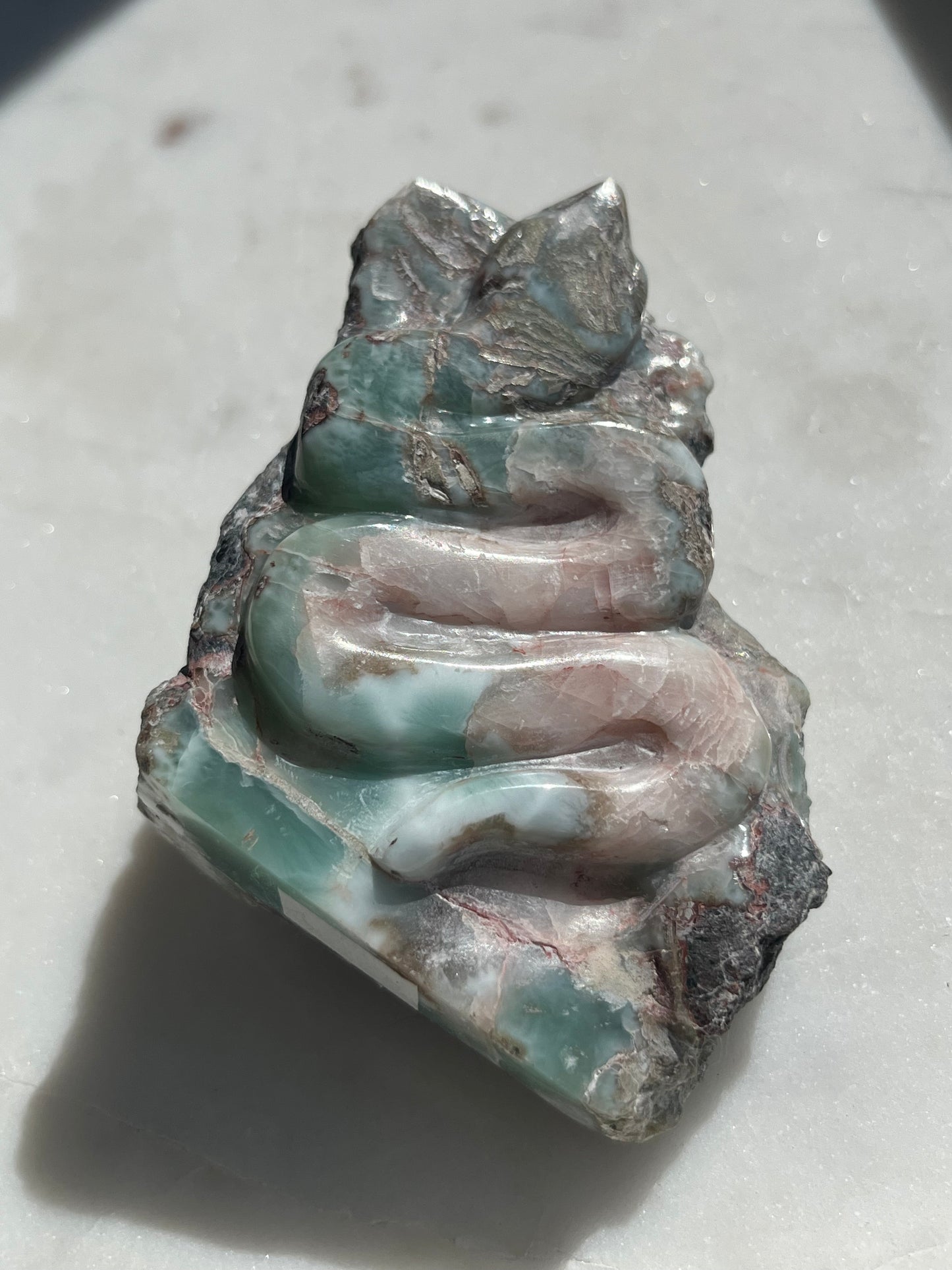 Talla de serpiente de Larimar medio pulida 'Messine'