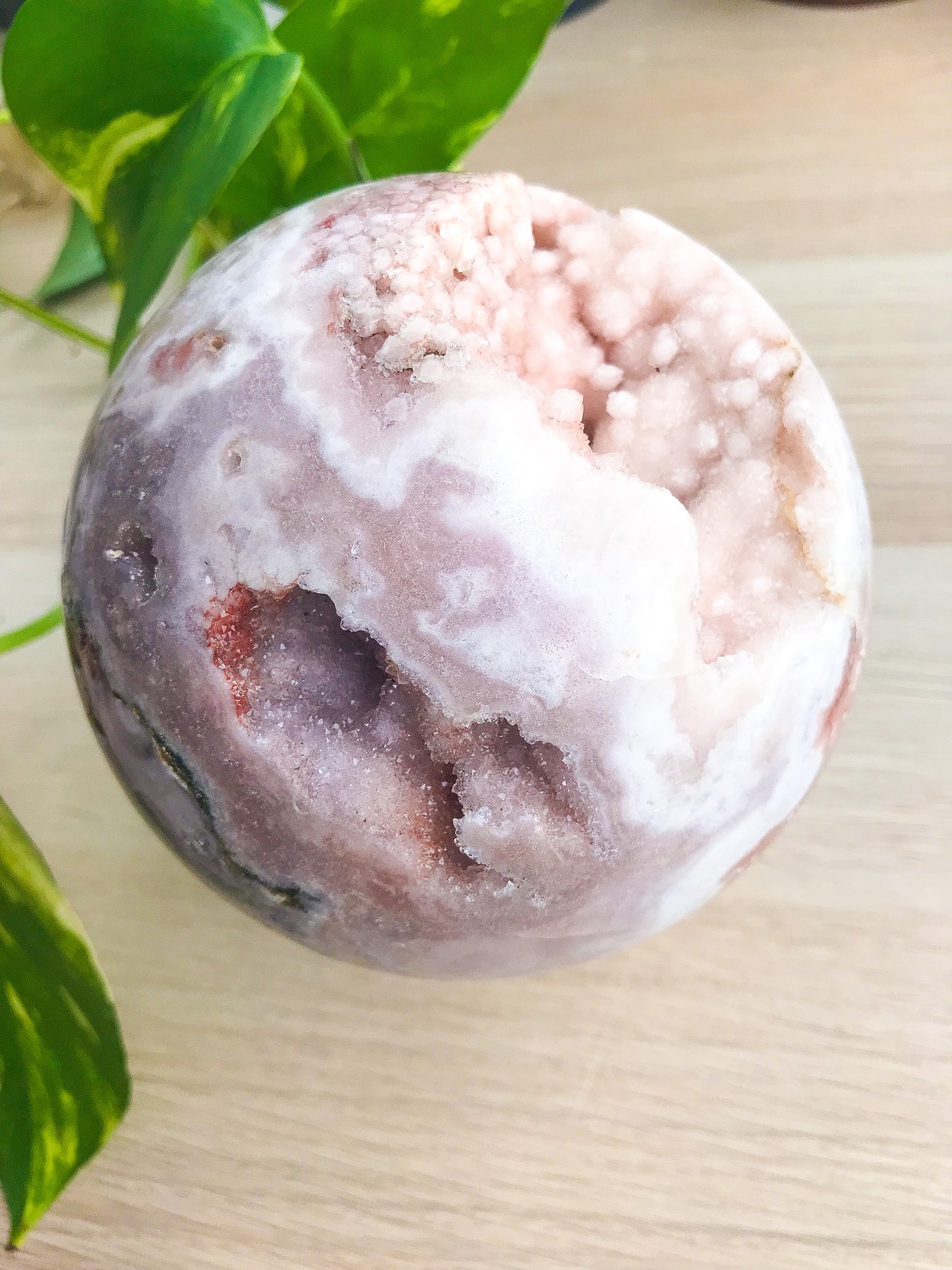 XL 闪亮粉色紫水晶球带淡紫色紫水晶和圆形花朵图案