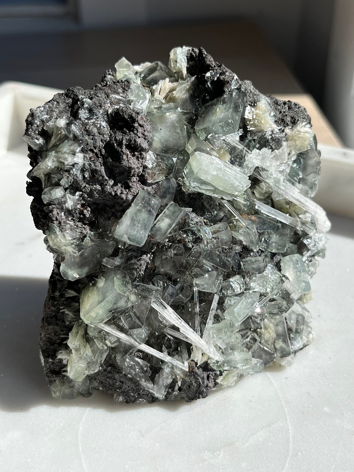 玄武岩基质样本 #31 上喷有绿色鱼鱼眼石和水钙石