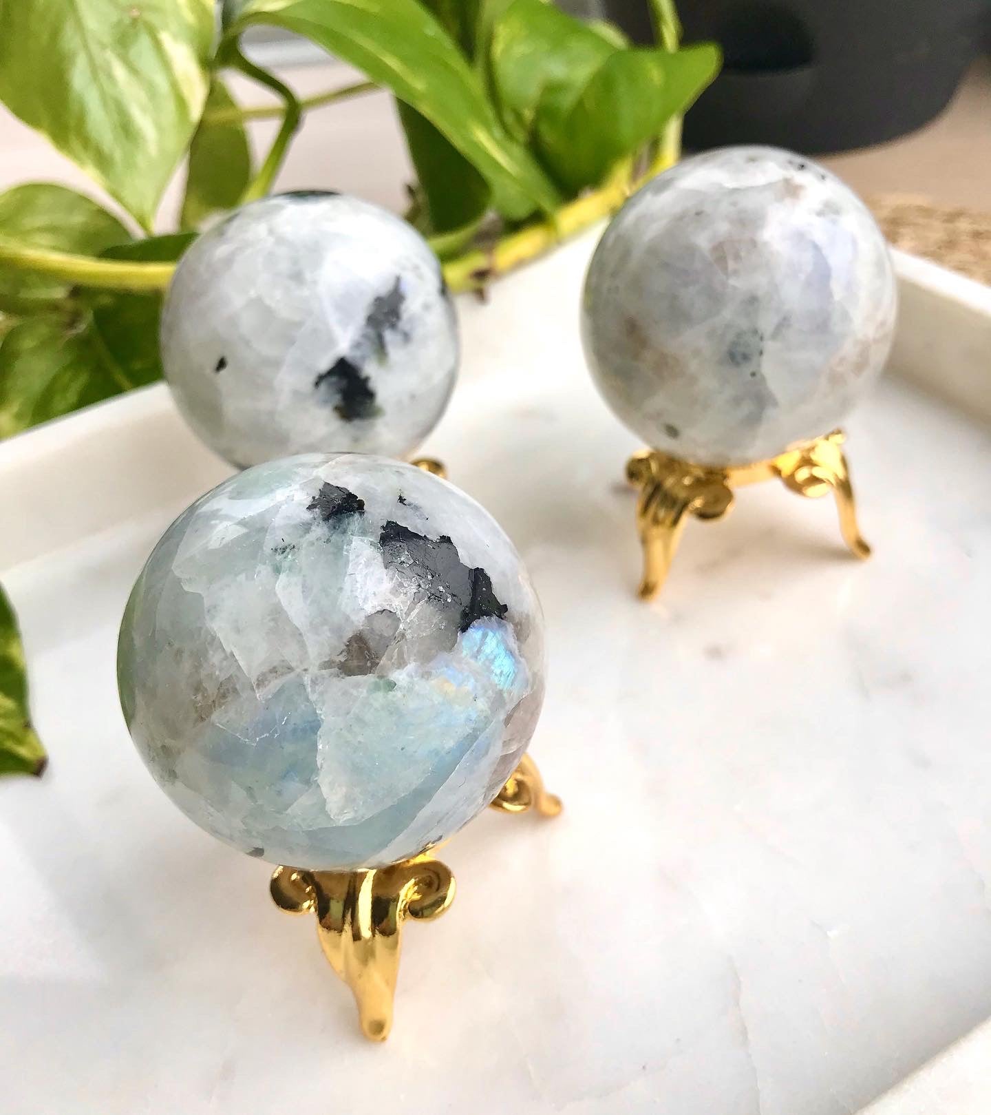 Esfera llamativa de piedra lunar arcoíris (elegida intuitivamente)