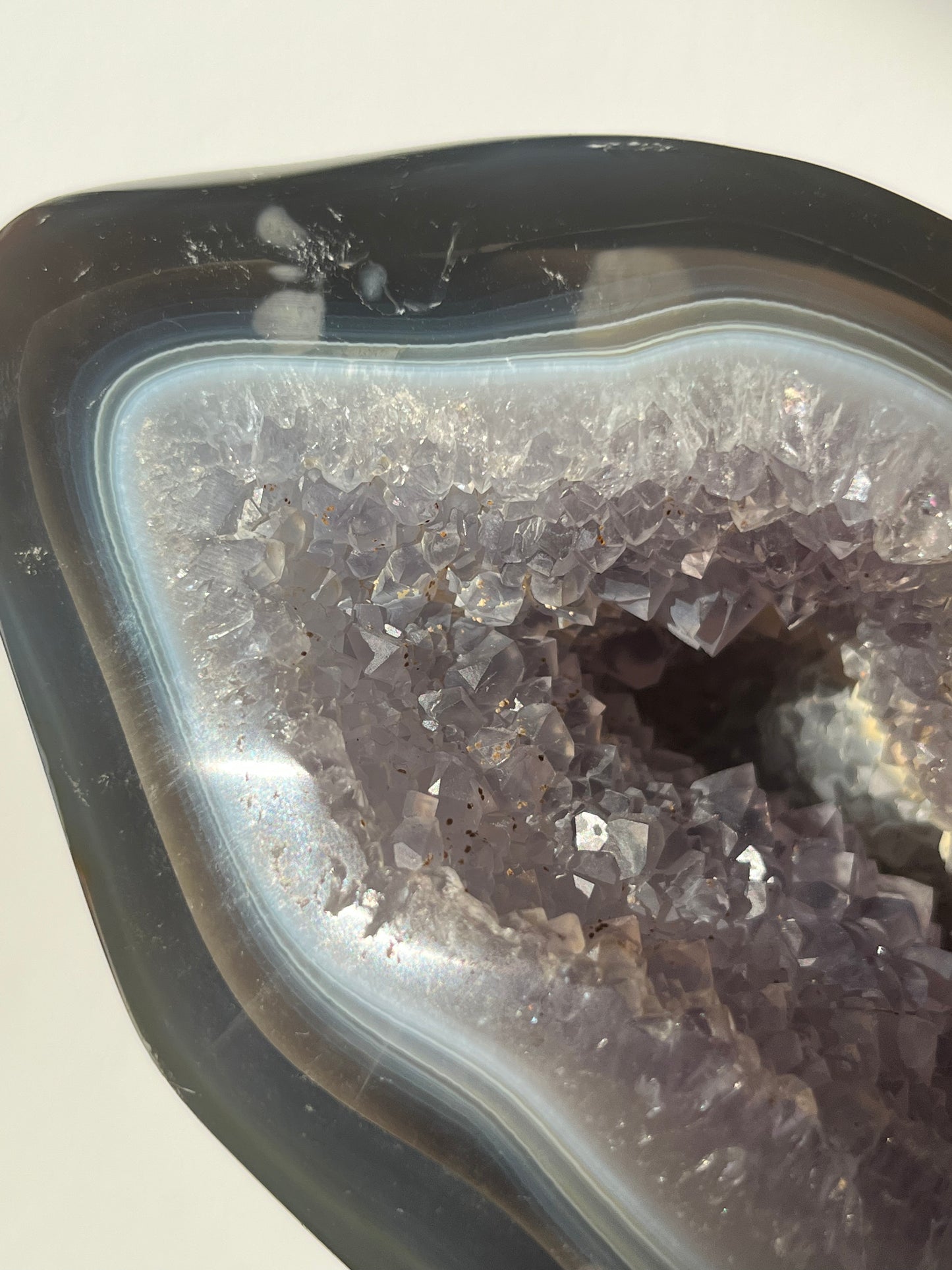 天然马达加斯加紫水晶玛瑙晶洞，带半透明苔藓和树枝状内含物