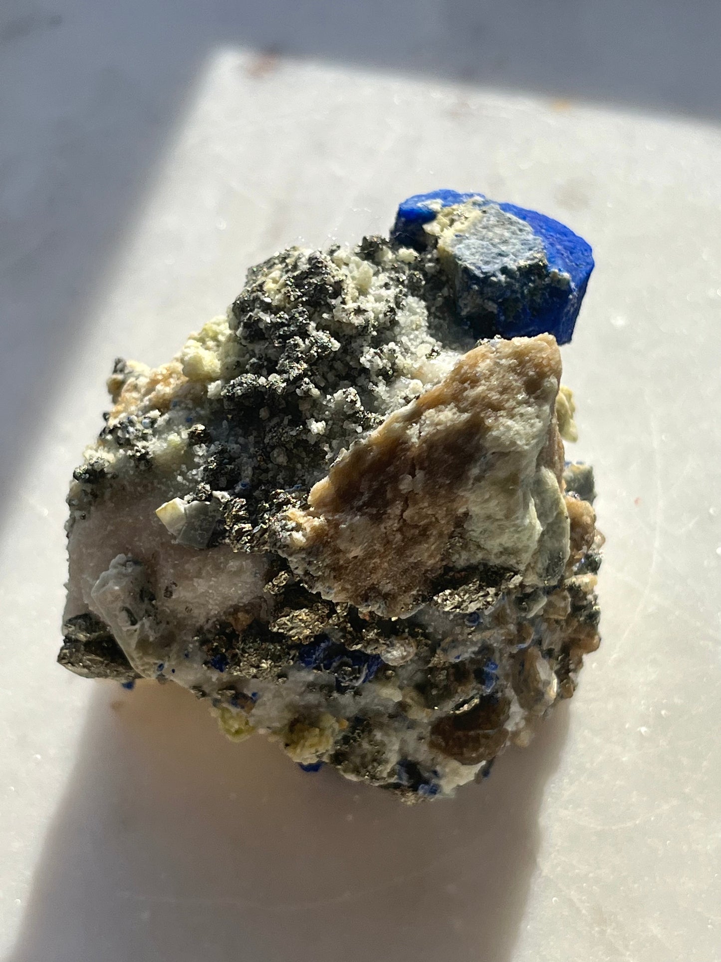 Espécimen de lazurita, calcita y pirita euhédrica "ultramarina" en mármol #26