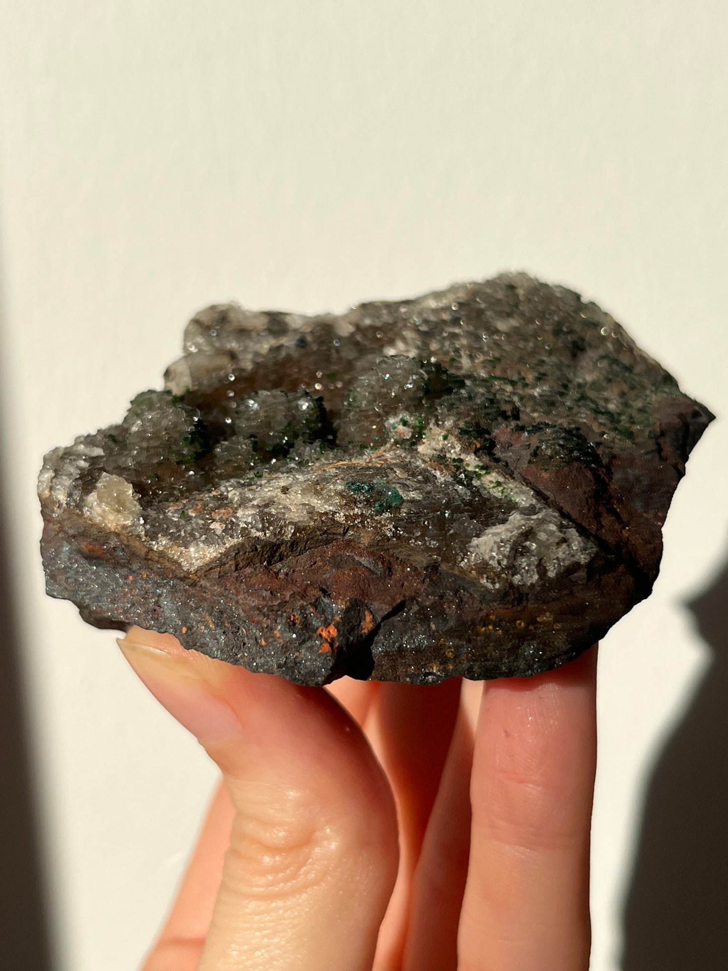 闪闪发光的铁赤铁矿底座上镀有孔雀石内含物的德鲁兹白云石石英簇 #11