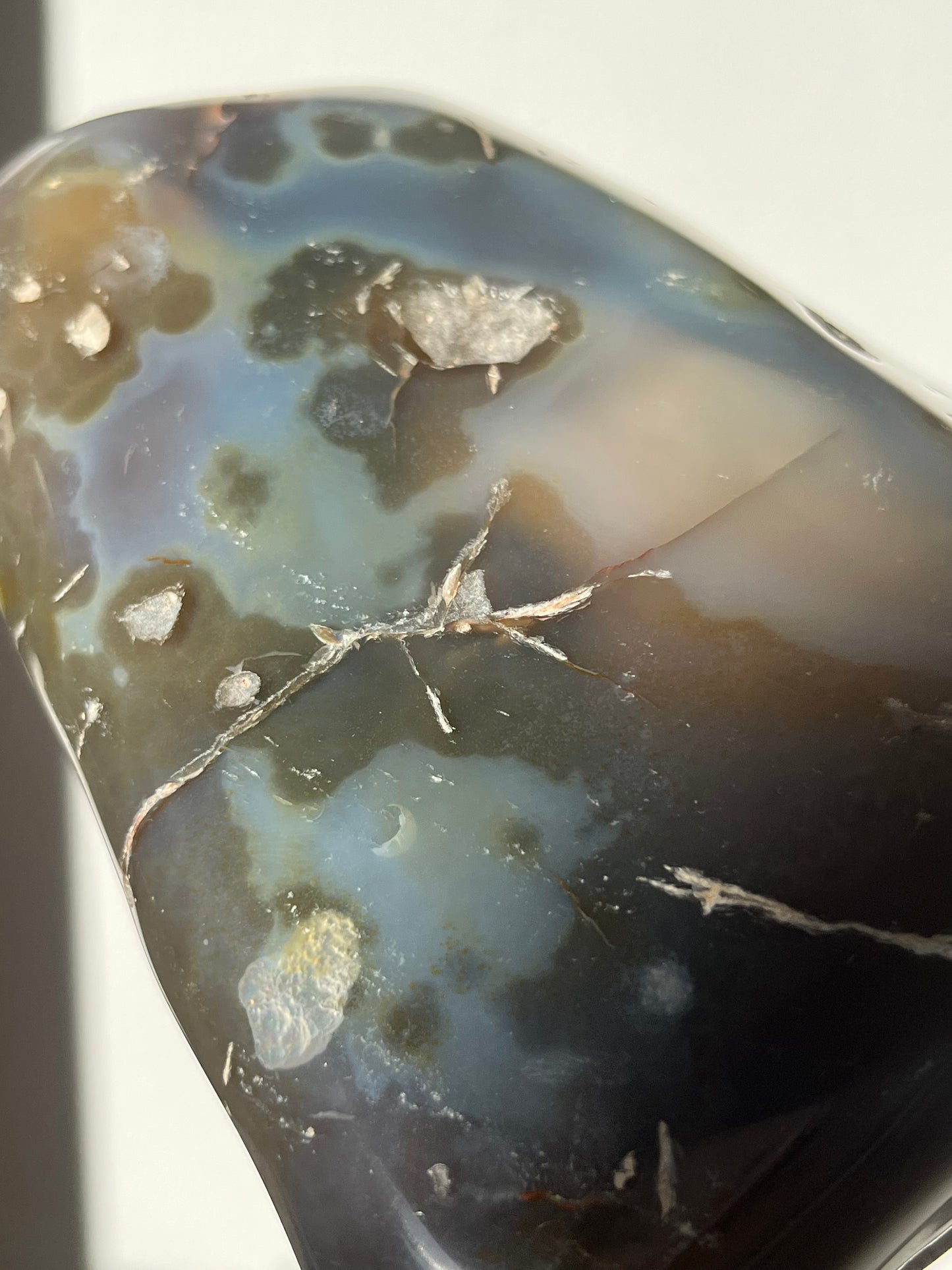 Geoda de ágata de amatista natural de Madagascar con musgo translúcido e inclusiones dendríticas