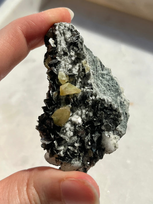 “阿耳忒弥斯”长石基质上的钛矿、方解石和银云母样本 #2