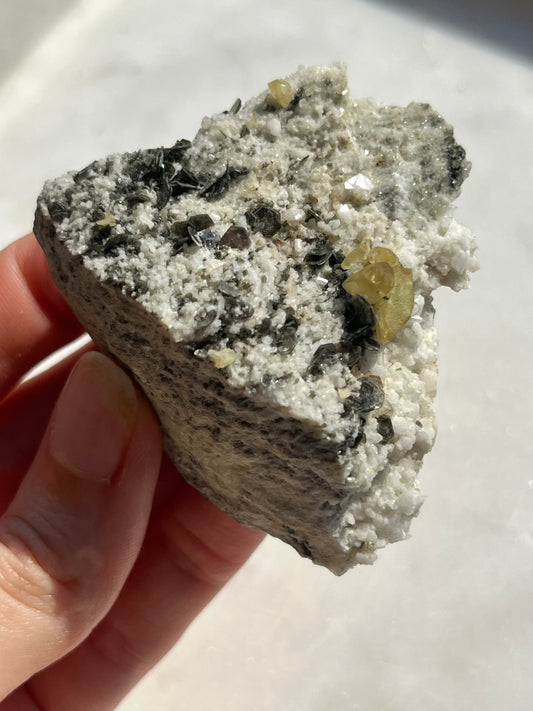 “阿波罗”长石基质上的钛矿、方解石和银云母样本 #6