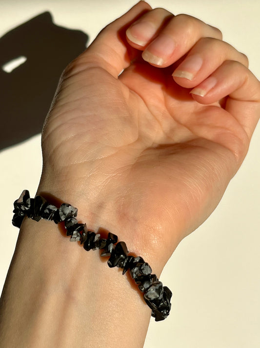 Pulsera de cuentas con chip de obsidiana y copo de nieve