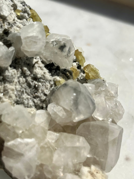 长石基质上的“宙斯”钛矿、方解石和银云母样本 #3