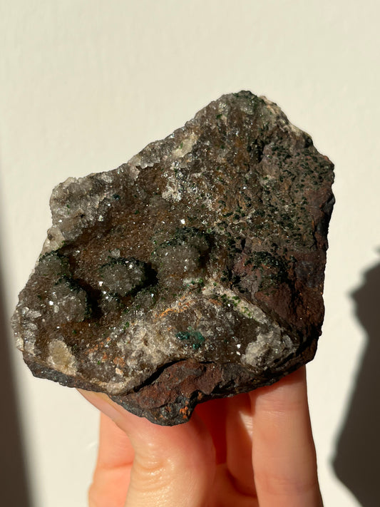 闪闪发光的铁赤铁矿底座上镀有孔雀石内含物的德鲁兹白云石石英簇 #11