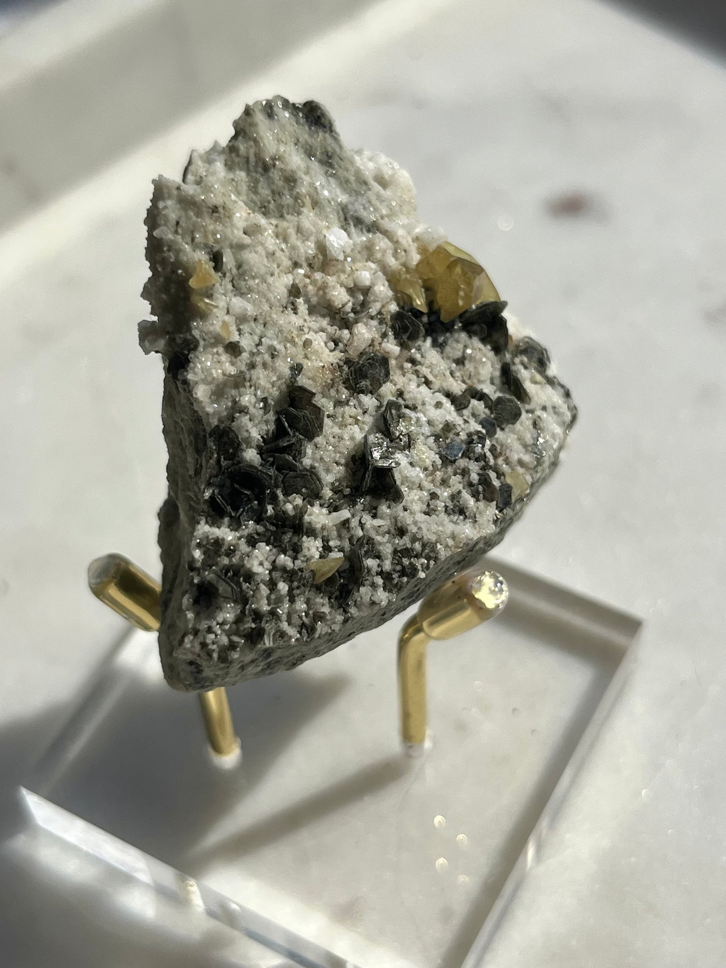 Espécimen de titanita, calcita y mica plateada "Apolo" en matriz de feldespato #6
