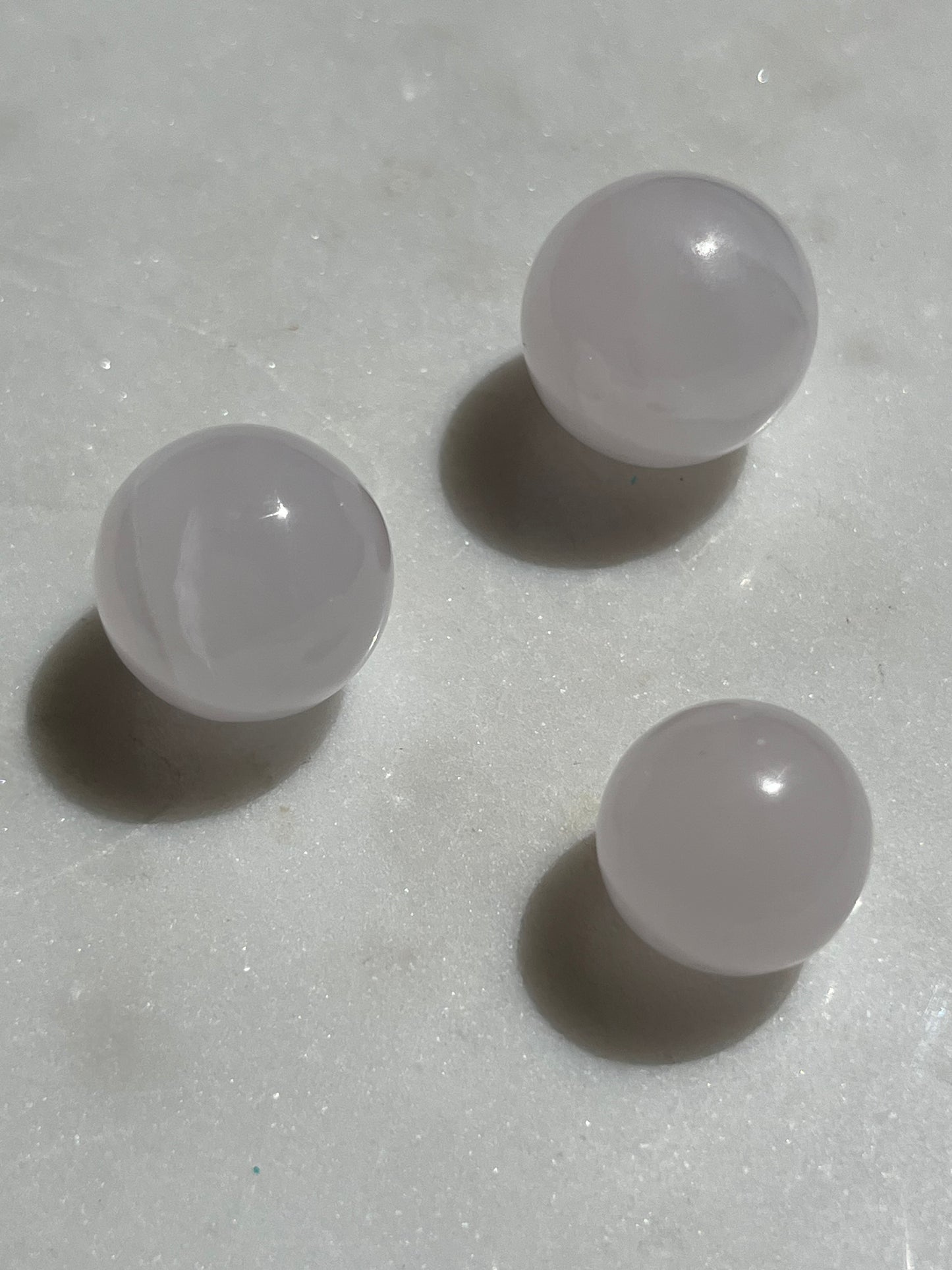 Mangano Calcite Mini Sphere (UV Reactive)