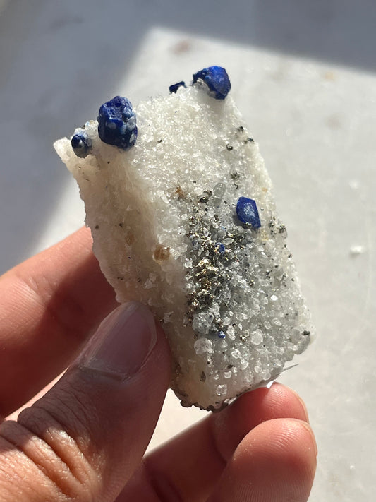 大理石上的“蓝莓”青金石、方解石和黄铁矿标本 #8