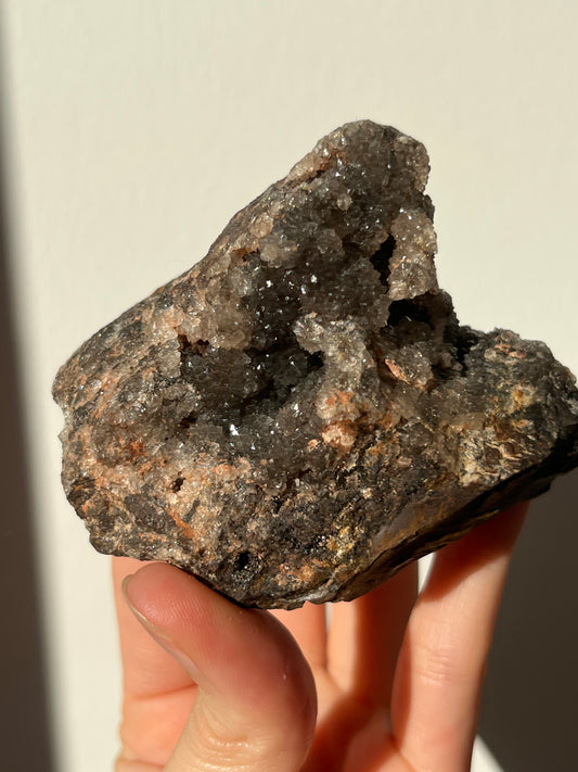 铁赤铁矿基 #6 上带有孔雀石内含物的 Druzy 白云石石英涂层簇