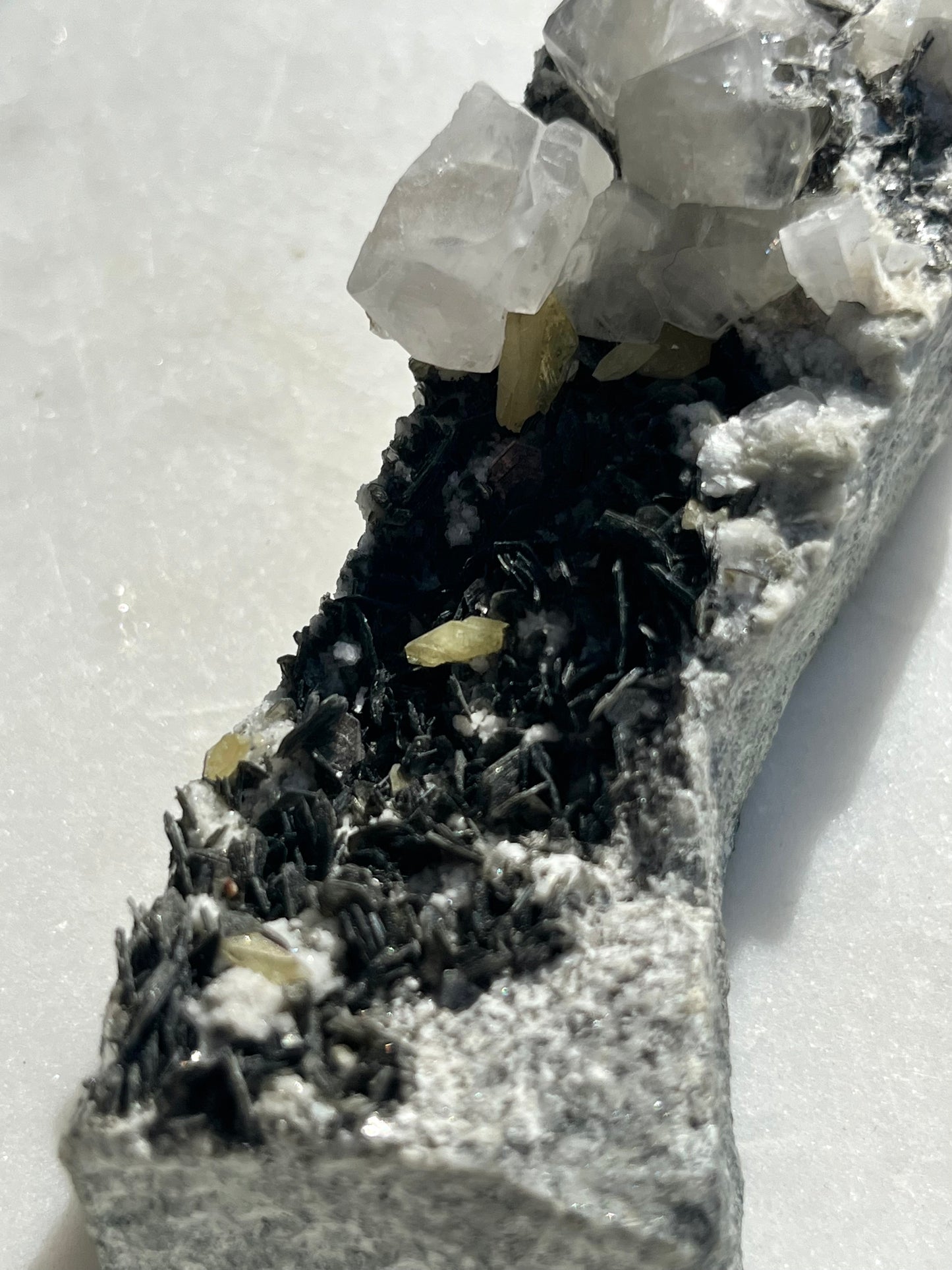 “大力士”长石基质上的钛矿、方解石和银云母样本 #5
