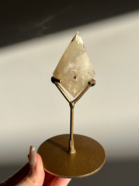 Druzy Flower Agate Diamond Carving on Gold Stand E