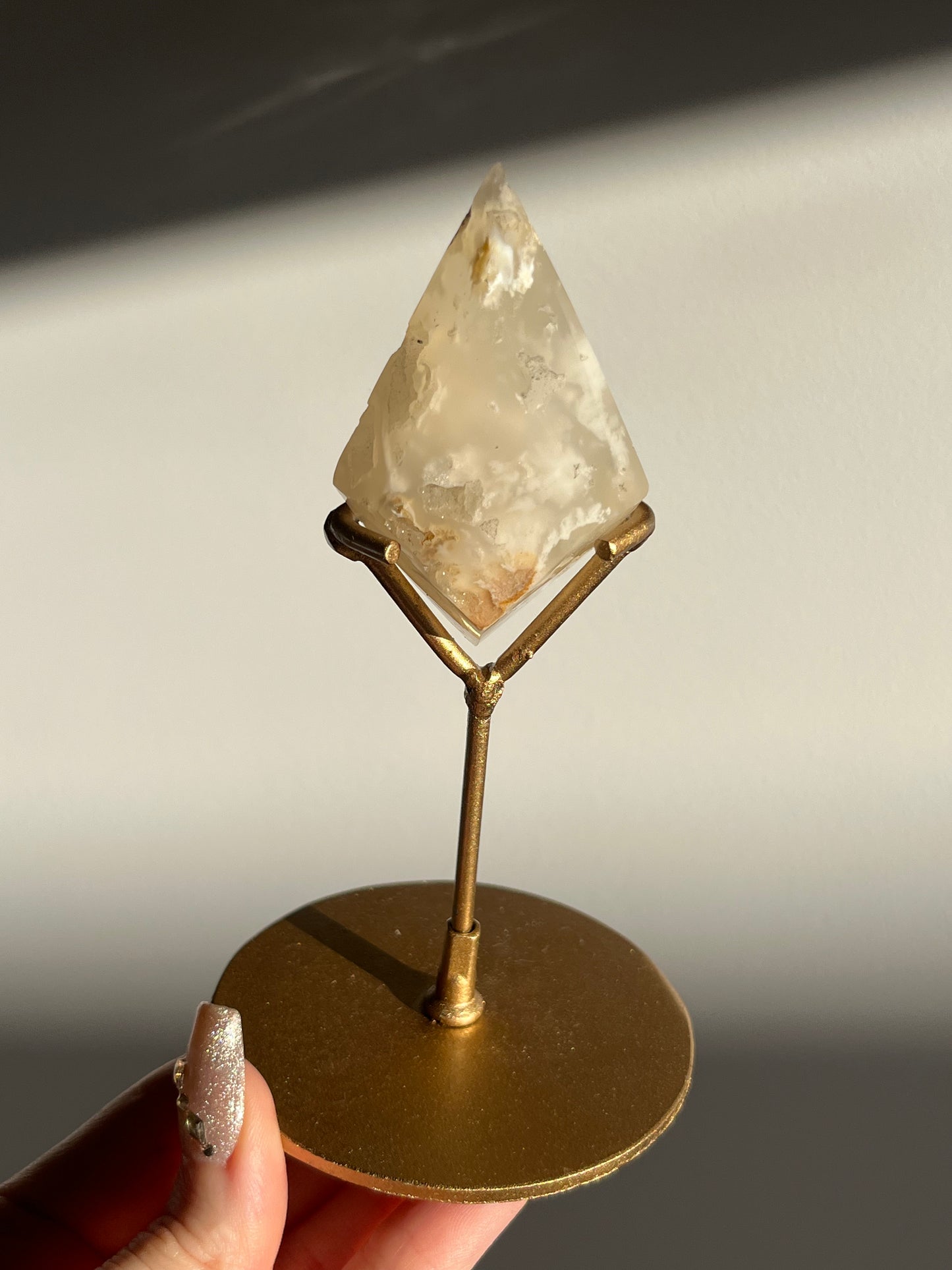 Druzy Flower Agate Diamond Carving on Gold Stand E