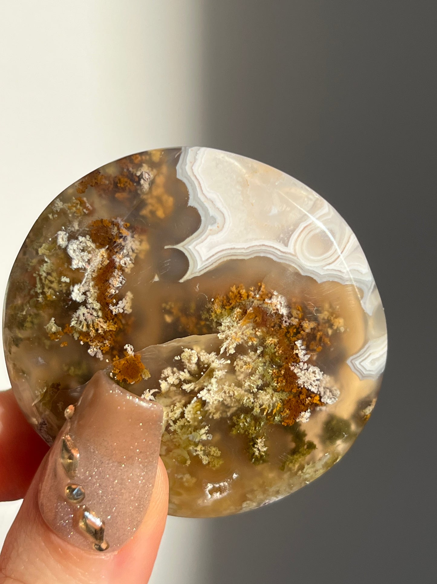 Nebula Agate and Multicoloured Scenic Moss Medallion Carving K (with Parallax Effect)