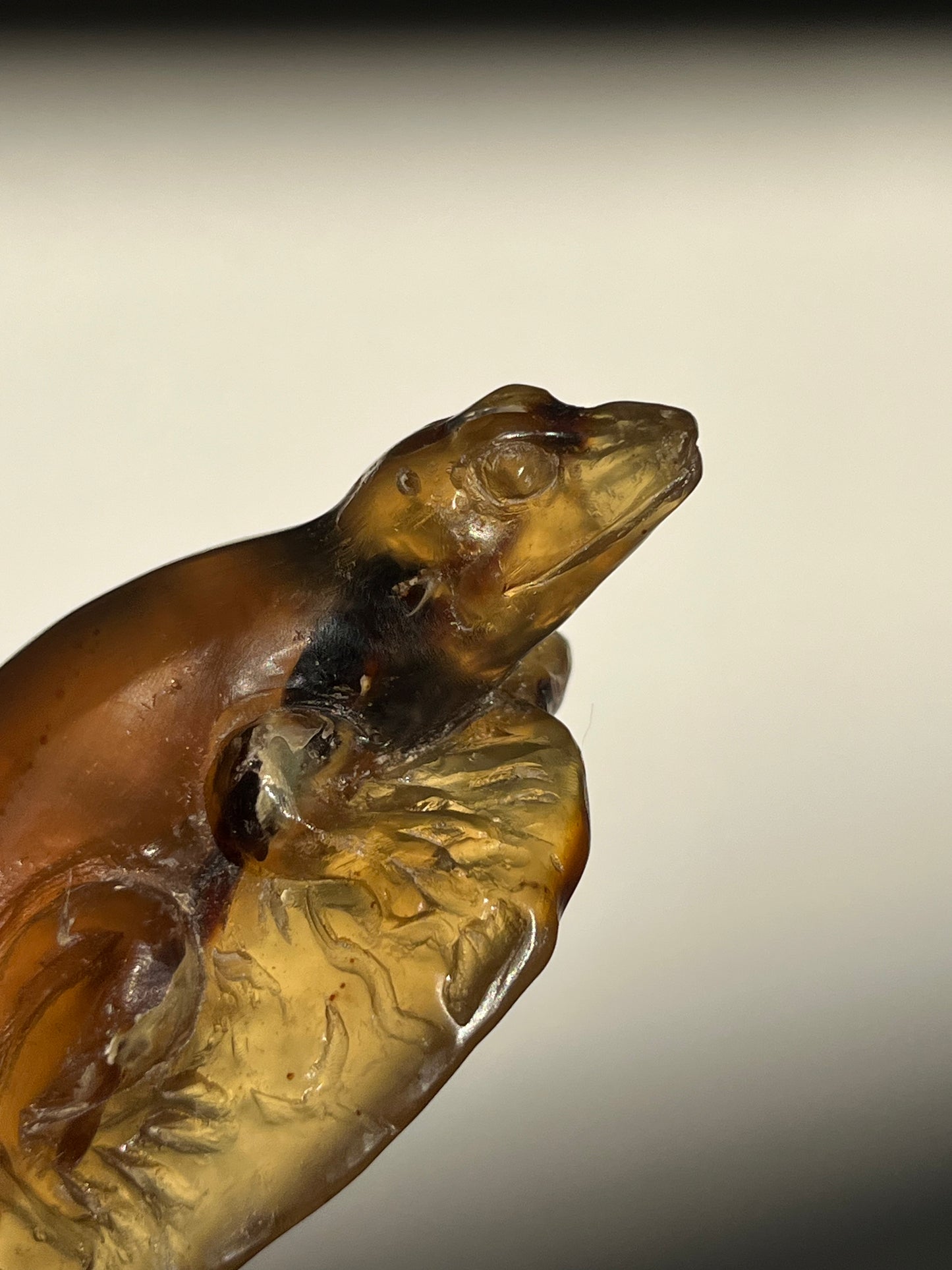 'Salazar' Sumatran Amber Gecko Carving