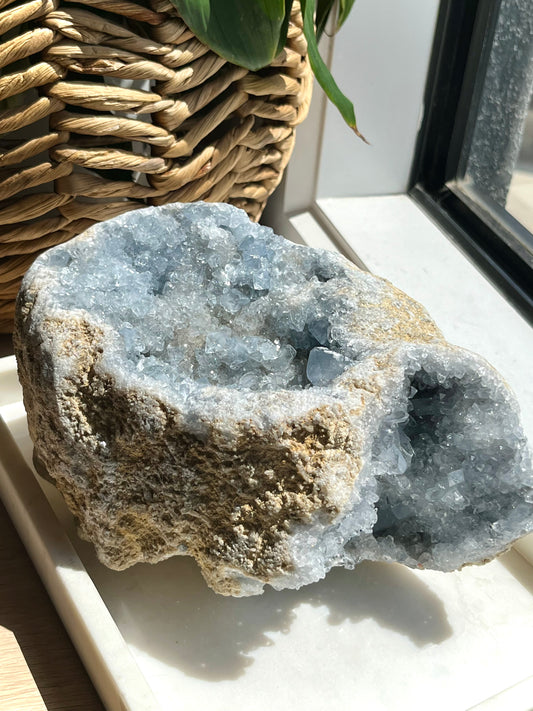 Espécimen de geoda de celestita cavernosa “Merisma” de 5,77 kg