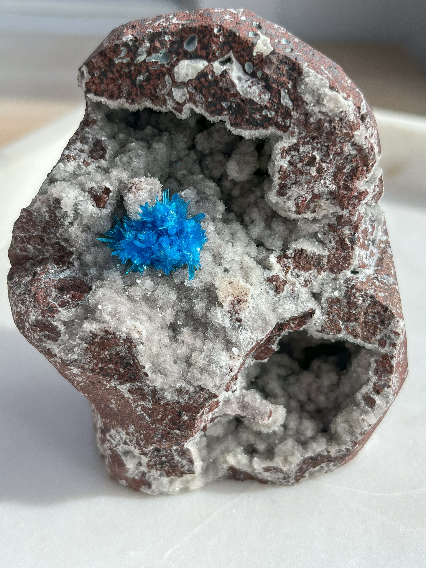 沸石-玄武岩基质上的五方石 x 钙锰矿样本 #64