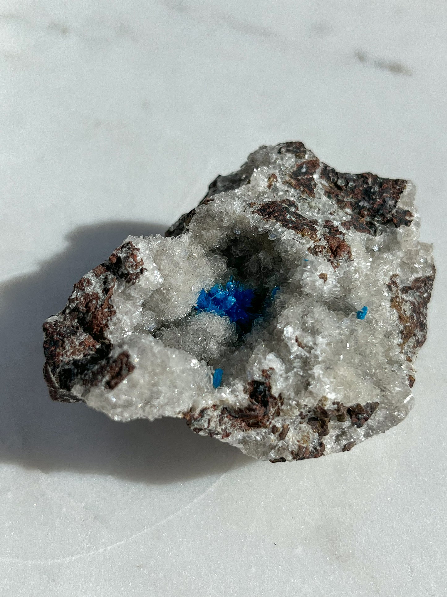 沸石-玄武岩基质上的钙镁石样本 #55