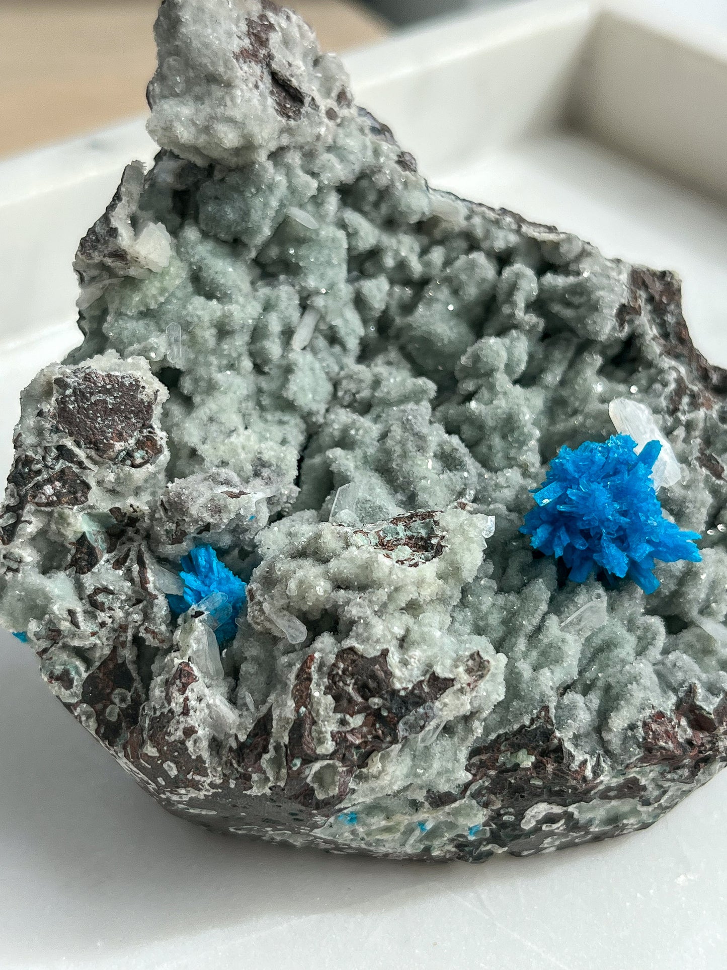 沸石-玄武岩基质上含有辉沸石夹杂物的钙锰矿样本 #58