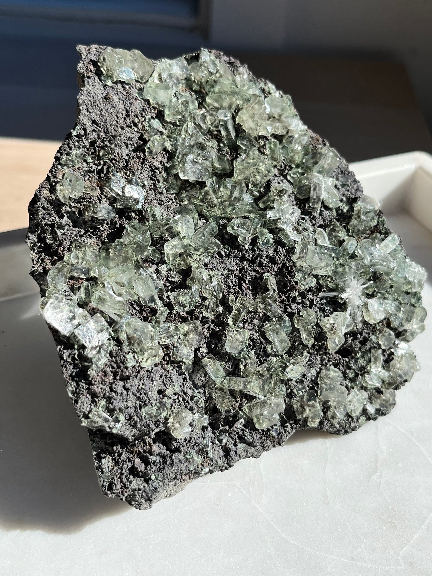 Apofilita verde con inclusiones de escolecita en el espécimen de matriz de basalto #43