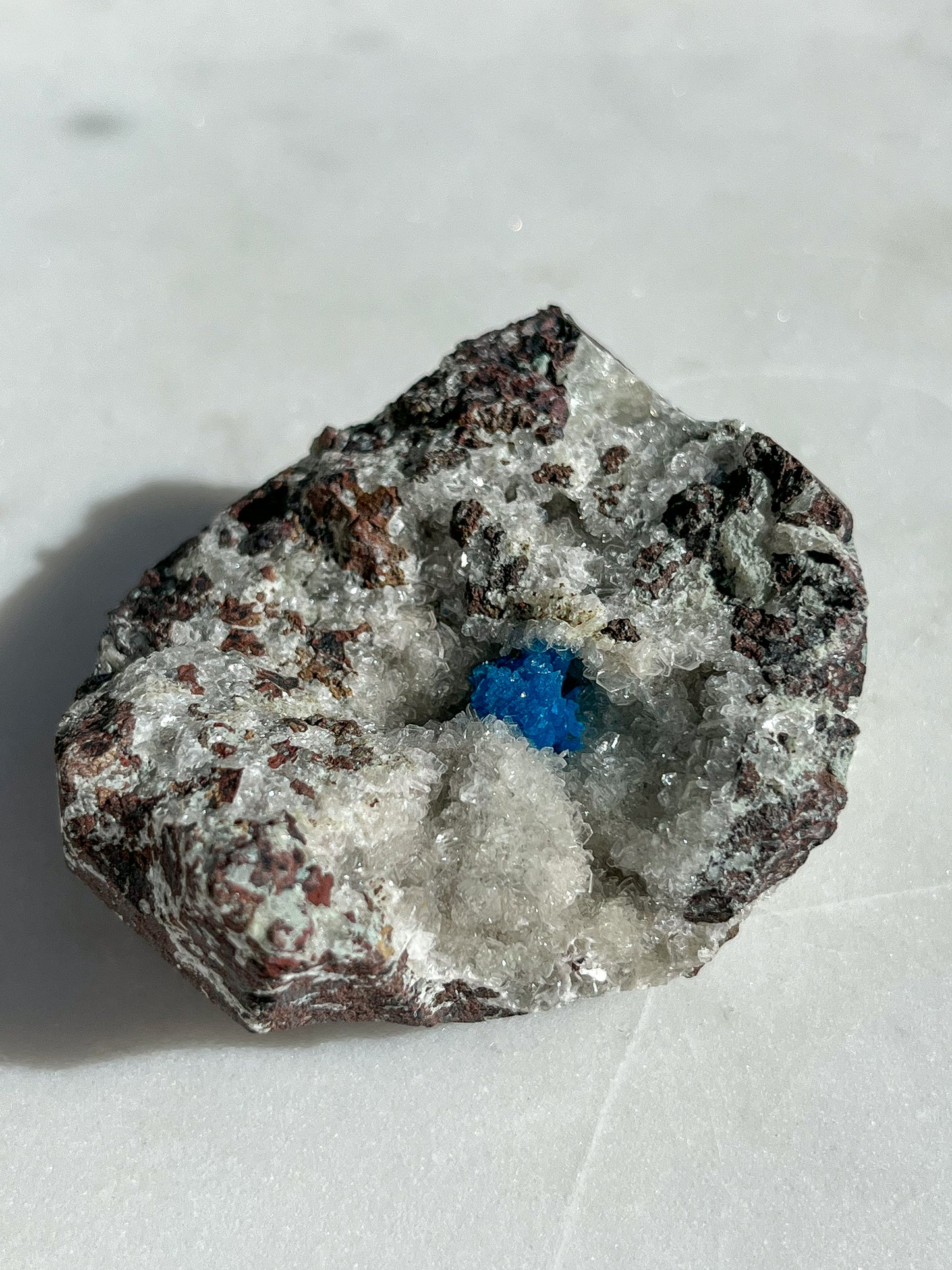 沸石-玄武岩基质上的钙镁石样本 #19