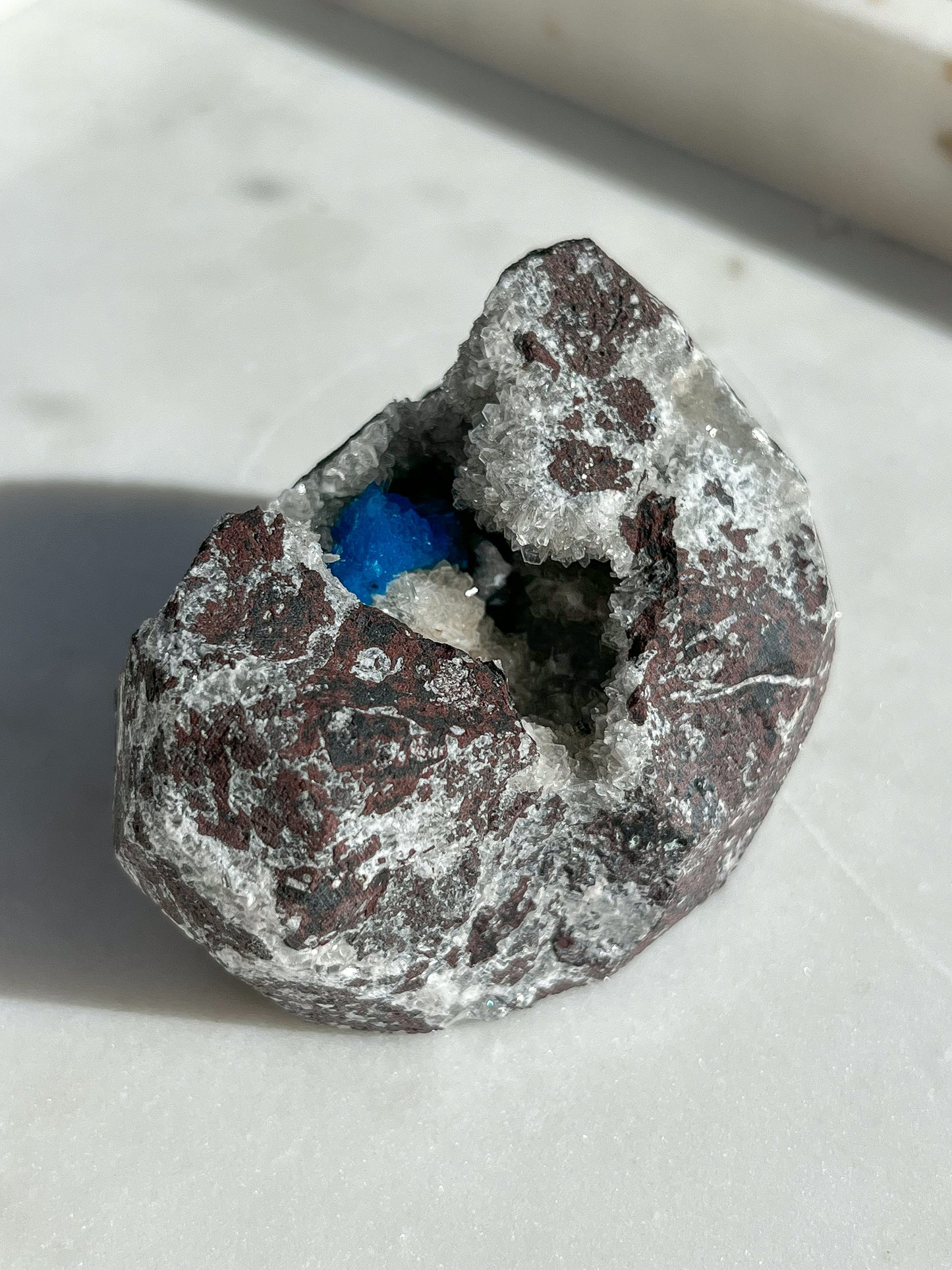 Muestra de cavansita en matriz de zeolita-basalto n.° 21