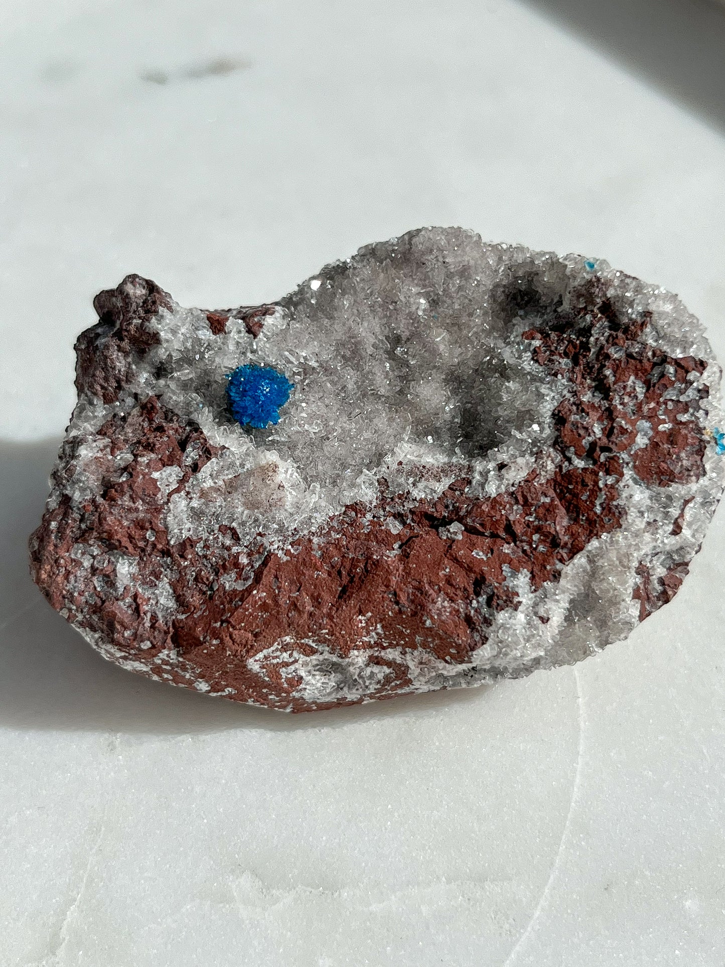 沸石-玄武岩基质上的钙镁石样本 #83