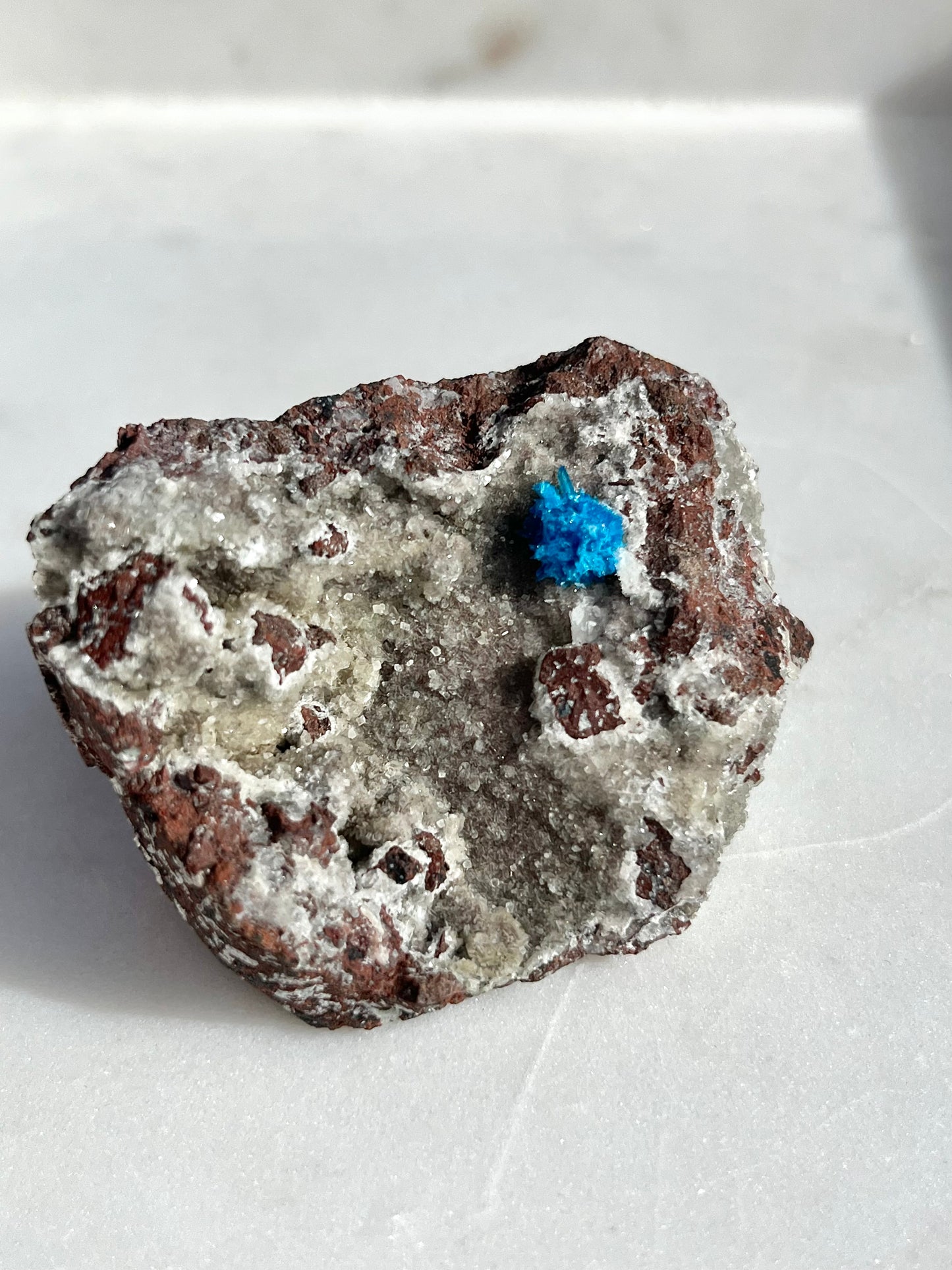 沸石-玄武岩基质上的钙镁石样本 #16