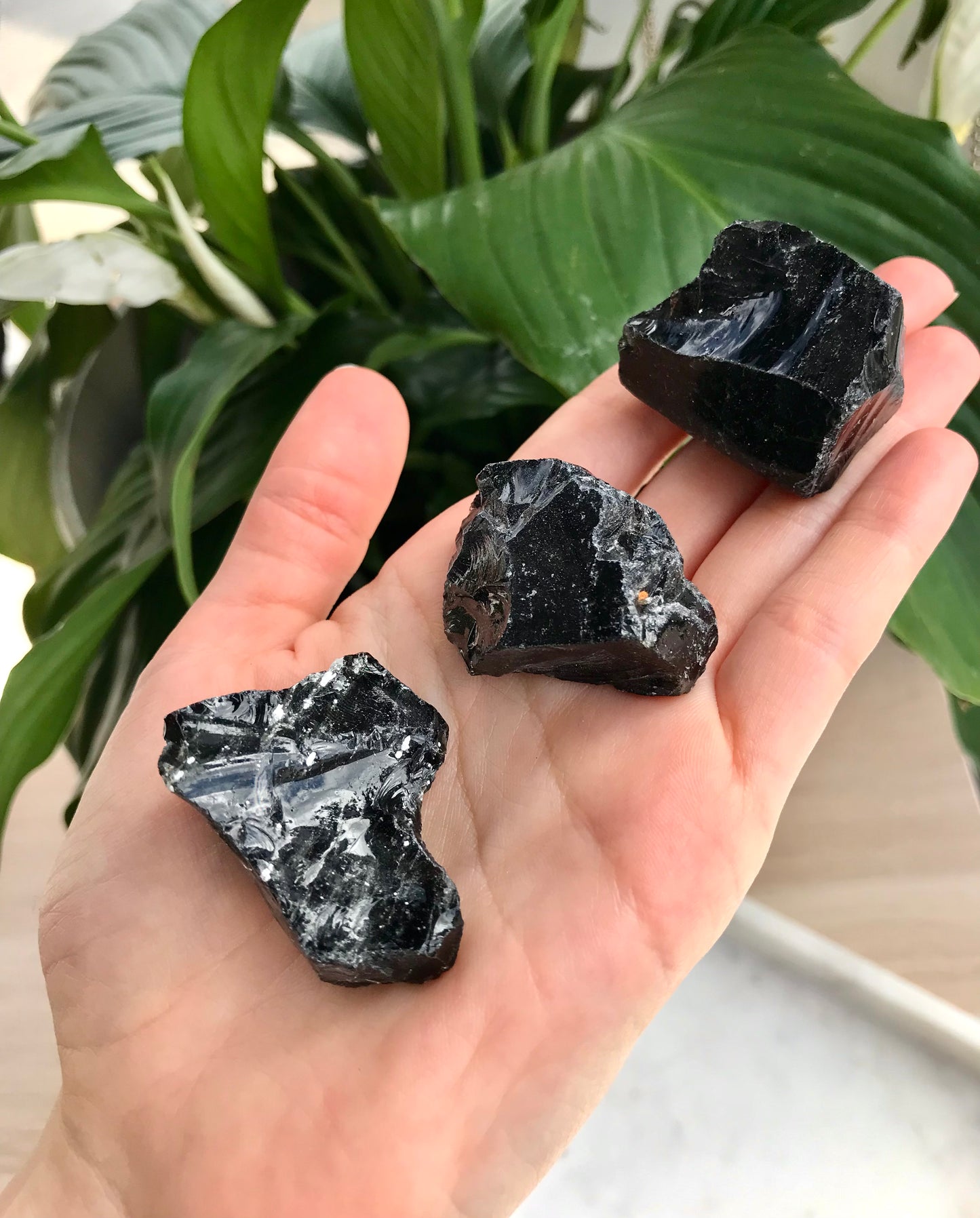 Piedra cruda de obsidiana negra