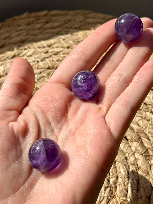 Mini esfera de amatista púrpura brillante