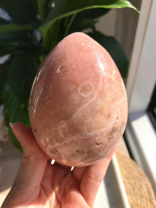 Tallado de huevo de amatista rosa 04 (ligera imperfección en la superficie)