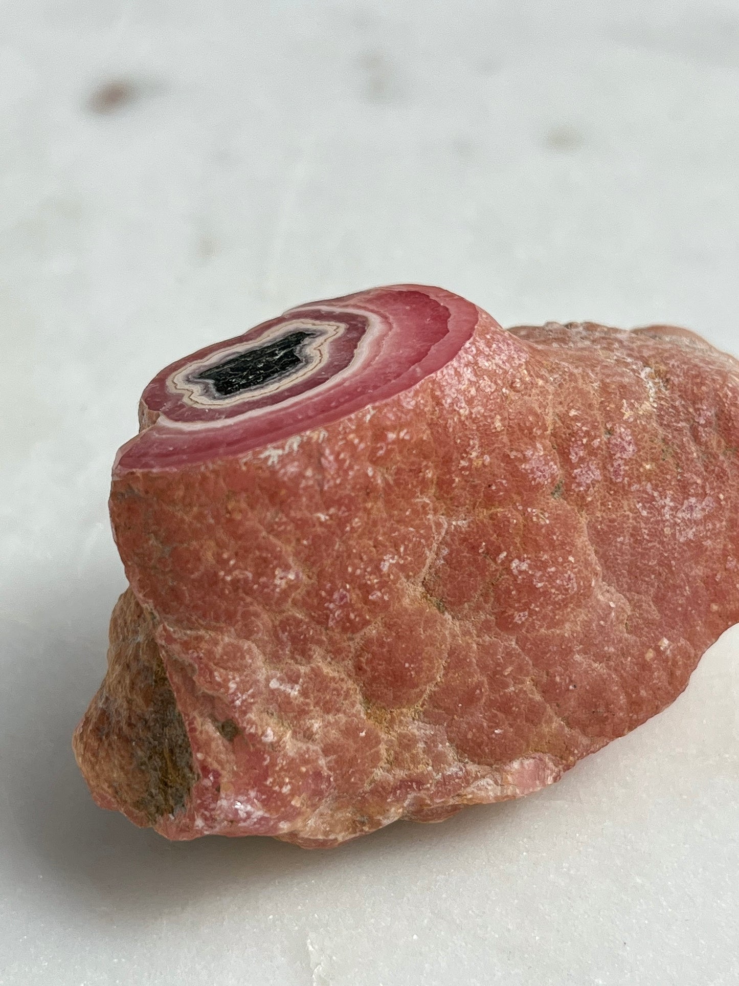 罕见 1980 年代红纹石标本，带氧化锰核心 #48